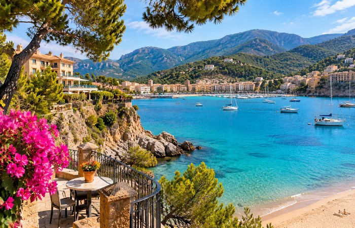 Discover Mallorca: Scenic Coastal Beaches and Luxury Hotel Retreats